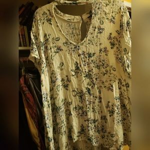 Torrid shirt monet flowers size 5 its a white base colors.